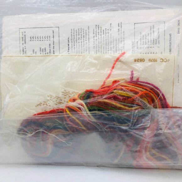 The Creative Circle #526 “Poppies & Zinnias” Stitchery Kit 8″×10″ New/Sealed - Picture 8 of 9